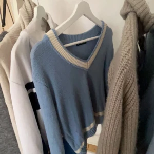 Blå stickad tröja - Säljer min blå stickade tröja från brandy Melville. Skriv för fler bilder! Passar mig bra som vanligtvis har strlk S på tröjor.