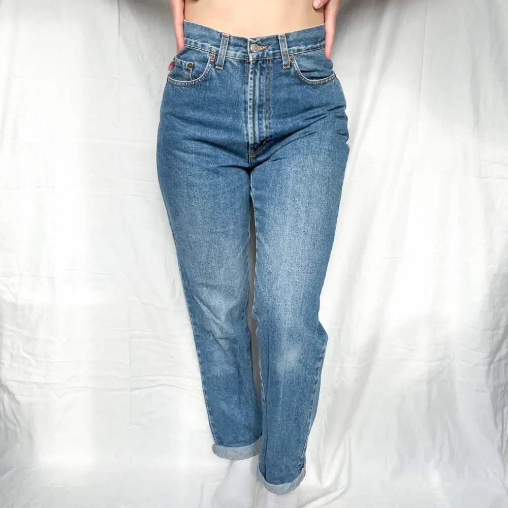 Ett par lite retro, supersnygga momjeans från Only i strl 30/30 i stilen ”Lucy”. Sitter perfeky på mig med storlek 36/38 i byxor. Jeans & Byxor.