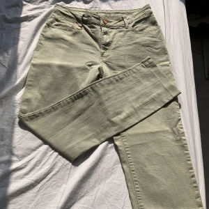 Gröna vintage jeans!💋 - Ascoola Rory Gilmore jeans i en jättehärlig pistage/oliv-nyans med rosé/bronsfärgade detaljer. Midwaist men kan bäras som lowwaist! Innerbenslängden är 73 cm och midjan 78 cm dock lite stretchiga). Funkar super som statement piece året om💋
