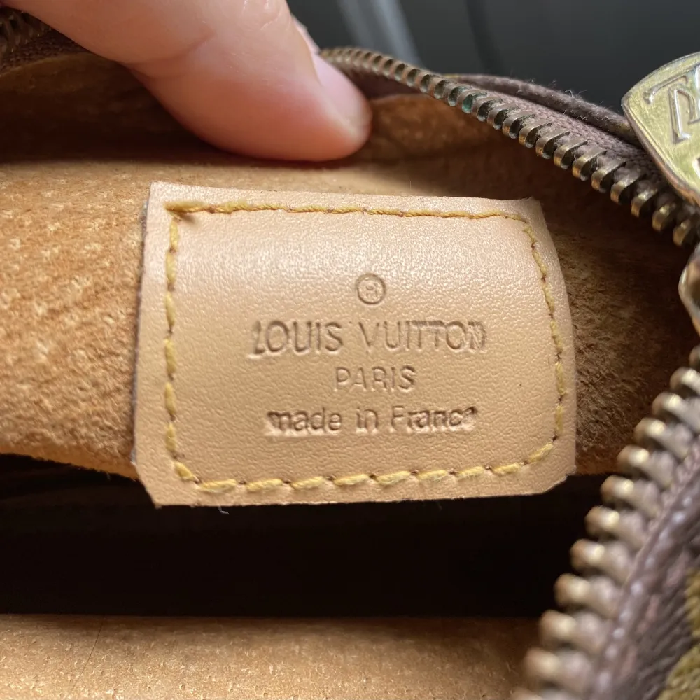 En liten Louis Vuitton clutch. Accessoarer.