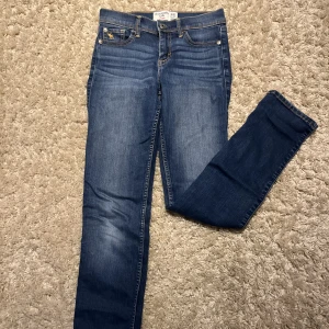 Lågmidjade jeans 👖💕 - Använt få gånger och  bra material!