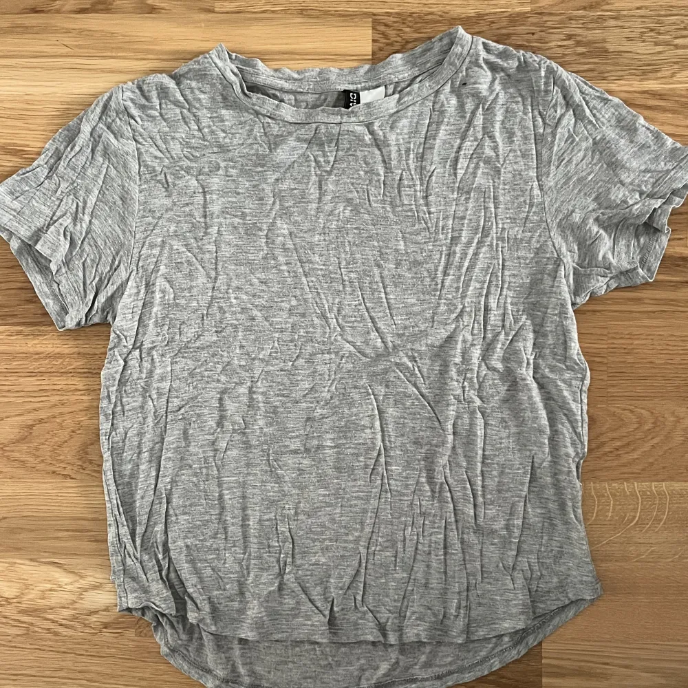 En helt vanlig grå t-shirt, materialet är jätteskönt och den är i storlek S 💓Den kommer tyvärr inte till användning längre. Den har ett litet hål vid halsen men det är inget som märks 💓 kontakta mig för mer information. T-shirts.