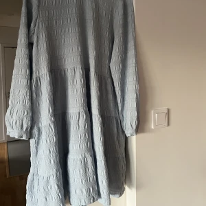 Lätt klänning  - Lätt sommarklänning från Monki i fin ljusblå färg. Materialet är superskönt! Kommer ej till användning för mig tyvärr. Använd fåtal gånger. 