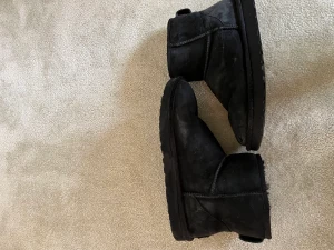 Uggs strl 41 - Det här är ett par svarta uggs i ett hyfsat skick den har defekter som man ser på bild två men märks bara på när håll. Skon passar både killar och tjejer och är dessutom perfekt för hösten och vintern. Skriv i dm vid intresse eller om du har någon fråga.