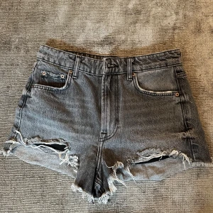 Jeansshorts - Snygga grå jeansshorts, mycket användbara och i ett relativt stretchigt material. Passar till mycket och är i en sjukt snygg färg. Dem är mycket efterfrågade på sommaren och köpta av mig för ca 350 kr❤️