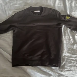 stone island tröja  - Sälja min stone island tröja i god skick 2 små håll som knappt syns.