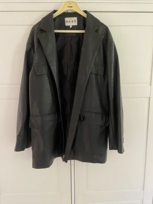 Skinn blazer  - Skinnblazer, midjeband finns till 