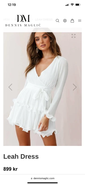 Vit klänning - Säljer denna fina klänning ifrån dennis maglic. Köpte den här på plick som hade använt den 1 gång, för mig kom den aldrig till användning. Därav nyskick! Nypris 899 kr. 