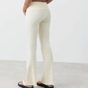 Gina tricot  - Vita flared over pants. Knappt använda  I storlek M. Ord - 359kr 