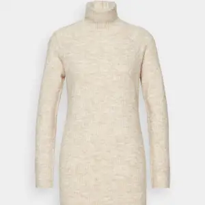 Säljer denna stickade klänningen från ”pieces” då jag aldrig använt den tyvärr.. nypris 400, säljer för 200+frakt!  Storlek M men passar även S skulle jag säga! 