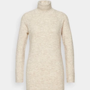 Stickad klänning  - Säljer denna stickade klänningen från ”pieces” då jag aldrig använt den tyvärr.. nypris 400, säljer för 200+frakt!  Storlek M men passar även S skulle jag säga! 