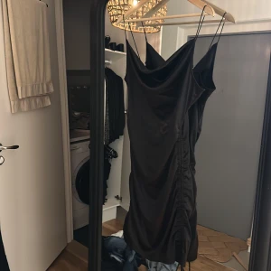 Klänning  - Svart satin klänning med scrunch på båda sidor