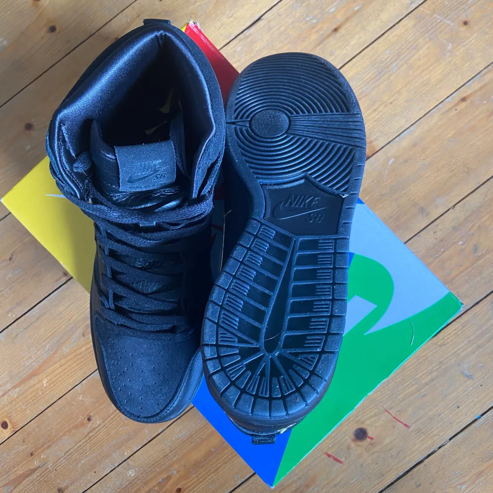 Nike SB Dunk High FAUST Black Gold  Skorna är helt nya och aldrig använda, skriv om du vill ha fler bilder på skorna.  Köparen står för fraktkostnaden . Skor.