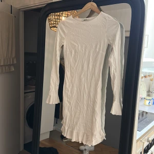 Klänning  - Fin vit klänning med volang från gina stl s