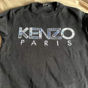  säljer nu min kenzo tröja som knappt är använd ca 3 gånger och absolut inget fel med den, men säljer den då den har blivit för liten för mig. nypris ligger på 2300kr. Det är storlek xs men passar även om du har s.