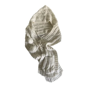 Halsduk med luva  - Mysig krämvit halsduk med luva och fickor. Har några små fläckar, kan skicka fler bilder. Kontakta vid intresse <3