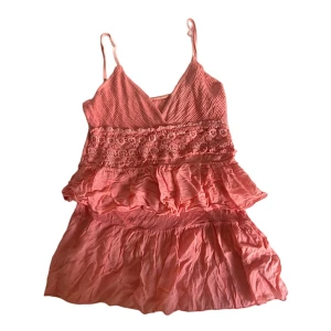 Korall färgad volang topp - BUNDLE inklusive grön topp!!   Korallfärgad volang topp från Italien. Nopprig, syns på sista bilden. Står ingen storlek men sitter som en S-M. Kontakta vid intresse <3