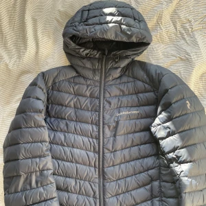 Peak Performance jacka mörkblå - Säljer min peak performance jacka då den blivit för liten. Lite sydd på armbågen men inget man tänker på. Nypris 3000. Mitt pris 799. Skick 9/10