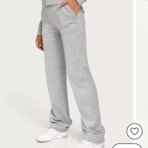 Juicy Couture sett - Säljer mitt gråa juicy sett  då de inte kommer till användning längre i storlek S och koftan är i storlek L💕