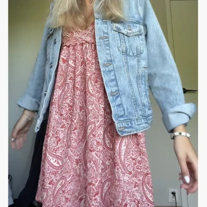 Klänning  - Säljer denna klänning från zara, inga defekter! Nypris 500kr🤍🙌🏼🩷