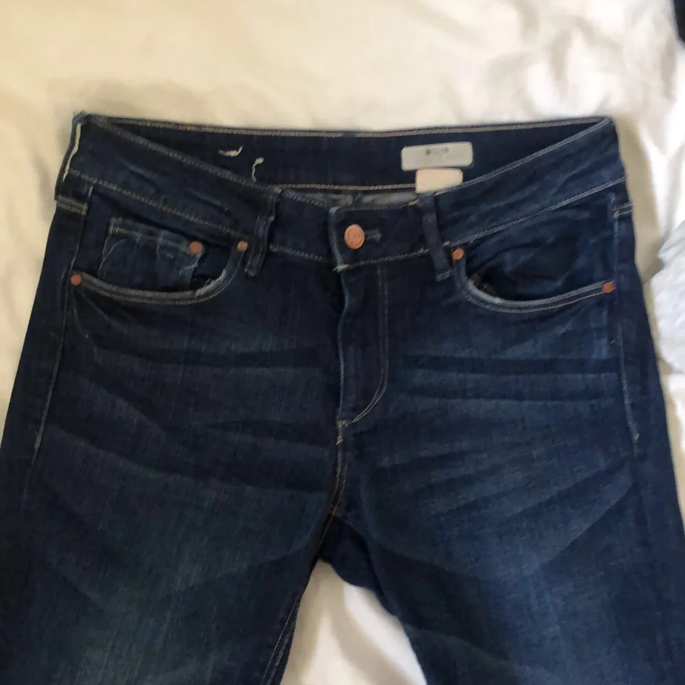 Ett par mörkblåa lågmidjade jeans i storlek 28. Andvänt några gånger men märks inte. Jag är 165cm och dom sitter bra men är lite långa så någon lägre skulle också passa bra i dom! . Jeans & Byxor.