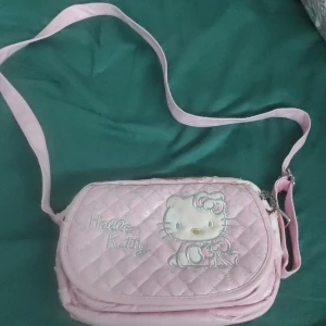 Hellokitty väska - Väldigt söt däremot sönder KAN GÅ NER I PRIS!!