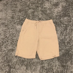 Linne shorts  - Säljer ett par snygga linne byxor i bra skick. Storlek 170 cm men är ganska stora i storleken. Pris kan diskuteras vid snabb affär.