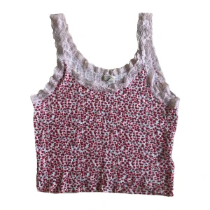 Linne - Croppat linne med gulliga små blommor🫶 Från Urban outfitters, true to size :)