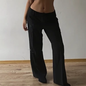 Lågmidjade kostymbyxor - Säljer ett par Lågmidjade kostymbyxor då de inte kommer till användning och är för stora🩷 pris går o diskutera vid snabbt köp
