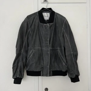 Bomberjacka i läder   - Bomberjacka i läder från det danska märket My Essential Wardrobe. Använd 1 gång, som ny. Nypris: 4000kr.