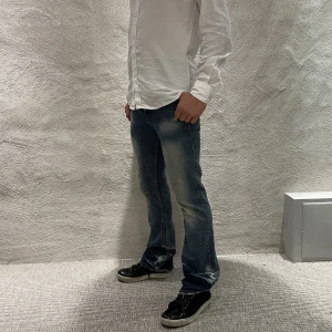Levis jeans  - Hej! Säljer nu dessa otroligt snygga Levis jeans. Superfint skick. W30 L34. Modellen är 188cm lång 82kg