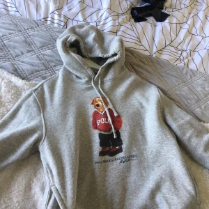 Polo Ralph lauren använd 1 gång - Polo Ralph lauren Bear, snygg tröja i grymt skick! Använd 1 gång 