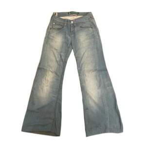 Lågmidjade loose/flare jeans köpta på second hand men är i bra skick :)   Midjemåttet är 35 cm (70 hela vägen runt) 🫶🏻🫶🏻 
