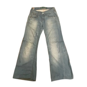 Low Rise baggy jeans - Lågmidjade loose/flare jeans köpta på second hand men är i bra skick :)   Midjemåttet är 35 cm (70 hela vägen runt) 🫶🏻🫶🏻 