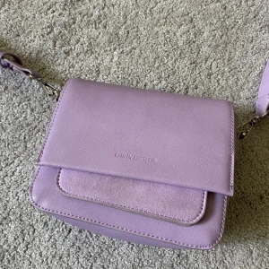 Carin Wester  - Säljer min Lila väska från Carin Wester 💕 Lite använd men är som ny! Nypris är 499kr