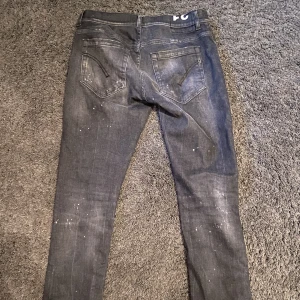 Dondup 31 - Ett par svarta dondups i bra skick