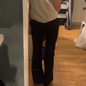 Zara kostymbyxor  - Hej! Jag säljer dessa fina kostymbyxor ifrån zara, de är insydda då de var förstora och med sprättade i längden. I fint skicka och i Storlek S fast insydda för inna skulle jag söka M men nu S. Köparen står för frakten, Swish!💕