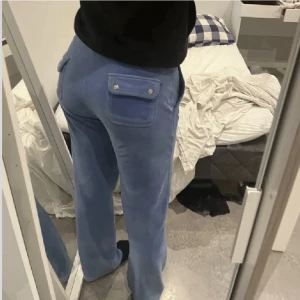 Juicy byxor  - Blåa juicybyxor i strl s/m Ena snöret saknar metall pluppen annars bra skick💖