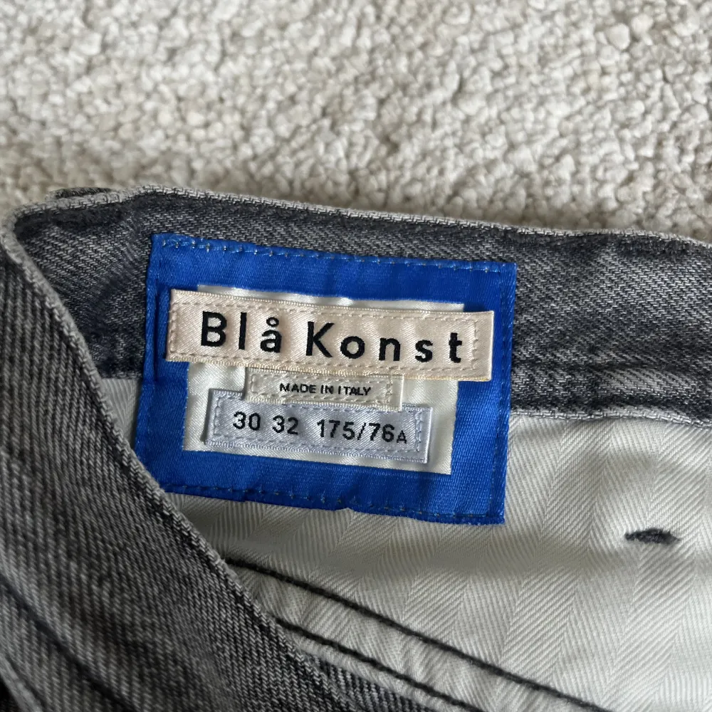 Fina acne studio jeans i ljusgrå. Se bilderna för storlek, byxorna är väldigt raka och lite bredare.. Jeans & Byxor.