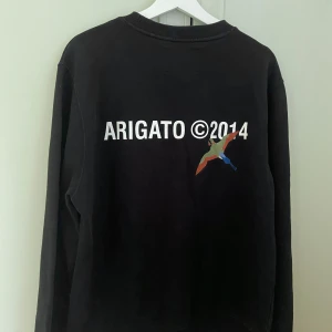 Axel Arigato Monogram sweatshirt  - Svart tjocktröja från Axel Arigato som i princip är i nyskick, använts fåtal gånger och likaså varsamt. Märkets klassiska tryck syns på både fram och baksida! Tröjans storlek utges S men, är något större i storleken och passar därför lika bra som M!  