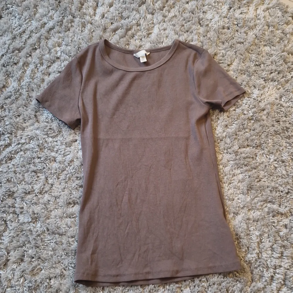 En fin ljus brun tröja i storlek M💕. T-shirts.