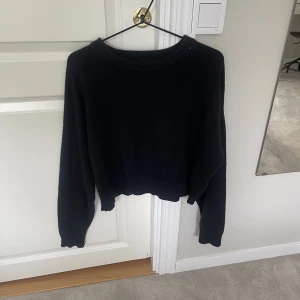 Stickad tröja  - Mysig stickad tröja från vero Moda. Använd ca 10-15 gånger❤️