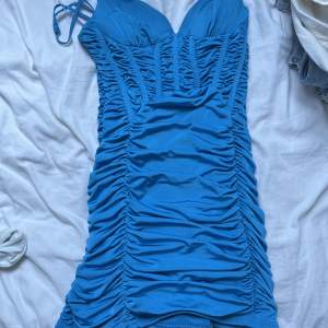 Blå klänning som sitter fint på kroppen. Aldrig använd pga inte min stil. Nyskick och säljes för 50kr + frakt✨✨