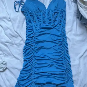 Blå klänning som sitter fint på kroppen. Aldrig använd pga inte min stil. Nyskick och säljes för 50kr + frakt✨✨