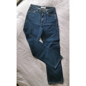 Jeans Straight High - Blåjeans i rak modell, 5 fickor. Hög midja. Storlek 40. Oanvända.