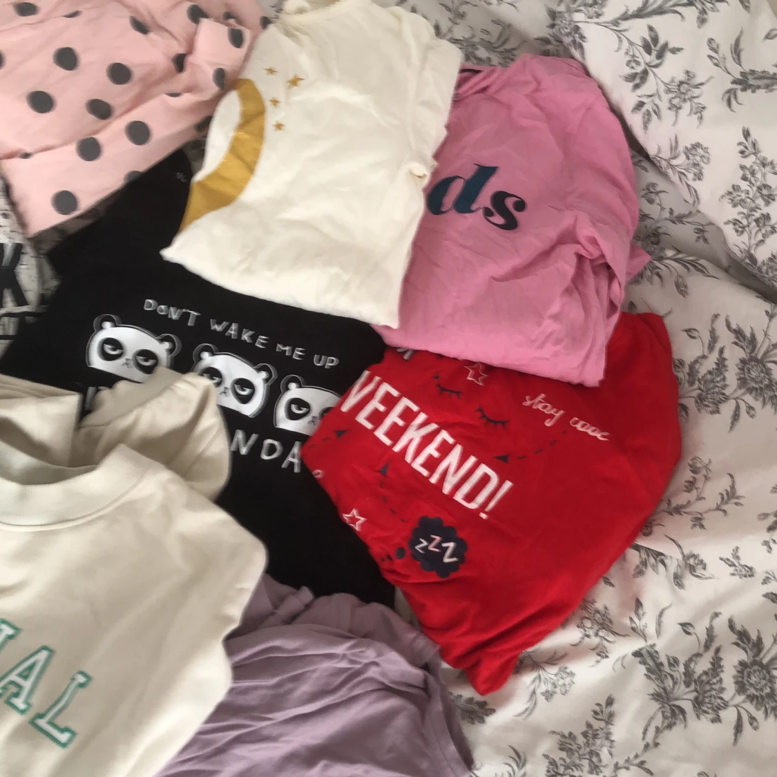 Massa kläddplag/pyjamas och toppar. - 91