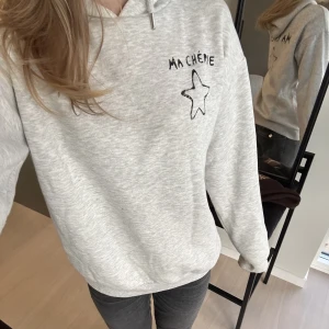 Ma cherie Hoodie  - Säljer denna superfina Ma cherie Hoodien ifrån Gina young! 💞Använd ett antal gånger under sommaren men i fint skick! Säljer då jag tyvärr inte har användning av den längre ❤️Nypris: 250kr. Köparen står för frakten!