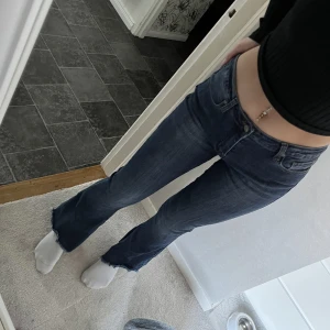 Jeans, ny skick!  - Köpts för 899kr! Stretchiga ! Stl 38/ M, passar mig som är en S. Men är väldigt stretchiga så passar nog en som har stl M med. 