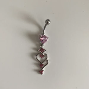 Navelpiercing! - Snygg navelpiercing som jag köpte från shein Aldrig använt då jag trodde det var en fake piercing 😅 fråga för mer billder🥰
