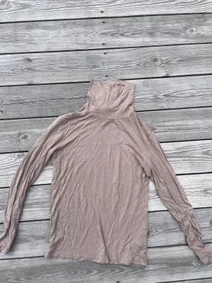 Brun polo tröja  - Säljer min tunna bruna polo tröja som inte kommer till användning längre! Mycket skön och bra! 